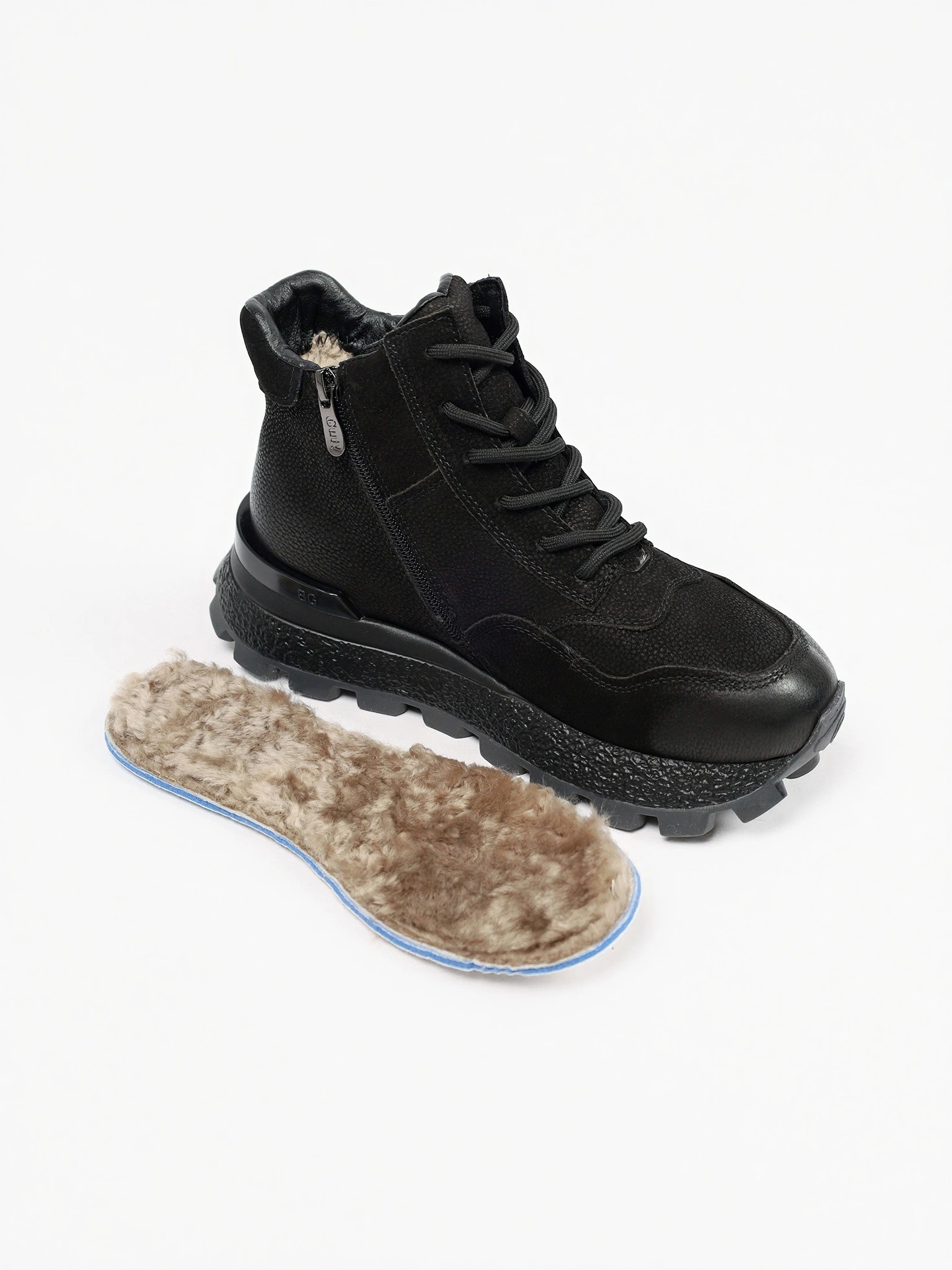 Кроссовки черного цвета на рельефной подошве